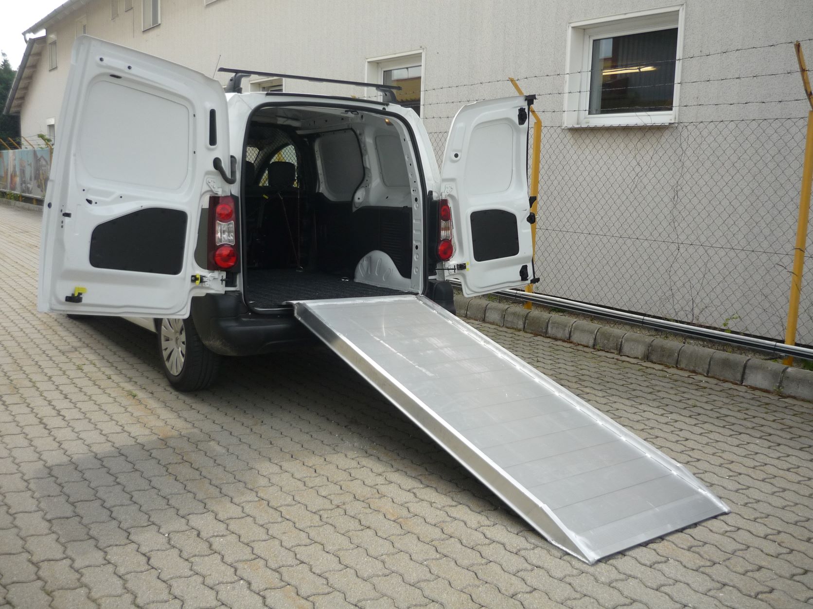 Rendezvény rámpa furgonhoz.JPG